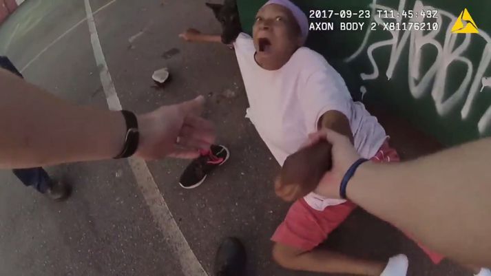 Í lögsókn Collins segir að Gabe hafi ekki hlýtt minnst tíu skipunum um að sleppa takinu á henni.