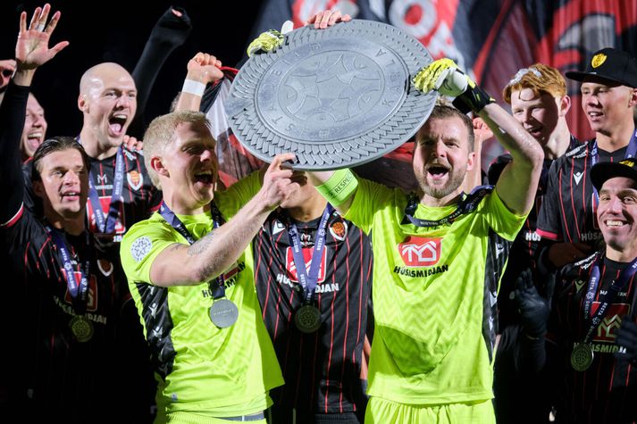 Pálmi Rafn Arinbjörnsson og Ingvar Jónsson vörðu mark Íslandsmeistara Víkings í ár og hömpuðu meistaraskildinum í lokin.