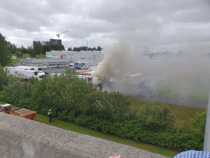 Samkvæmt upplýsingum frá slökkviliði kom útkallið klukkan 14:06.
