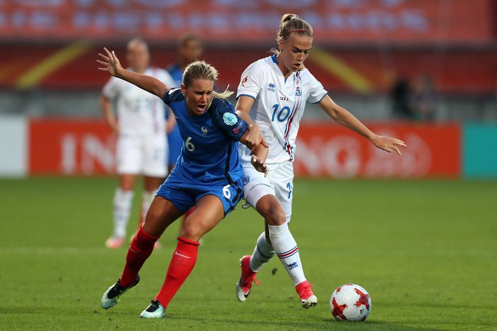 Amandine Henry og Dagný Brynjarsdóttir í baráttu í leiknum á EM síðasta sumar.