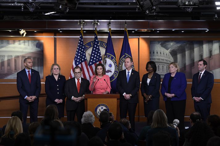 Nancy Pelosi auk þingmannanna sjö sem flytja munu málið.