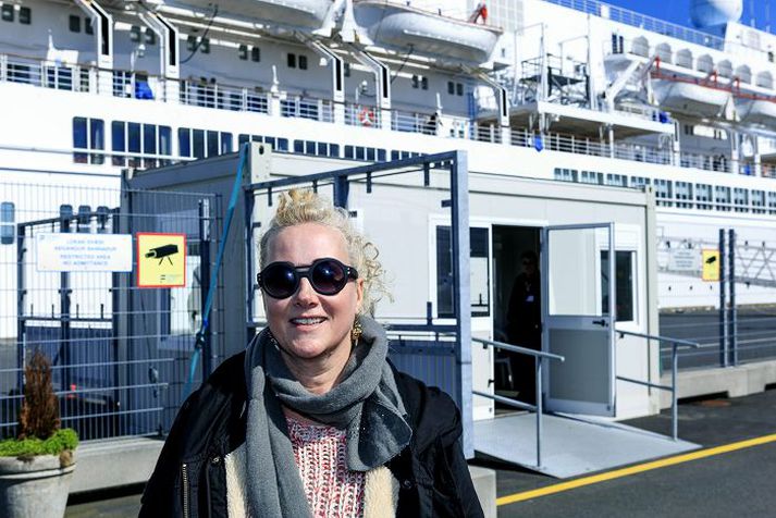 Helen Bower á leið um borð í skipið sem er á vegum ferðaskrifstofunnar Thomson.