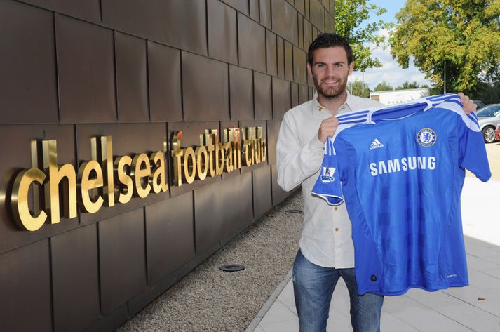 Juan Mata eftir að hann skrifaði undir í gær.