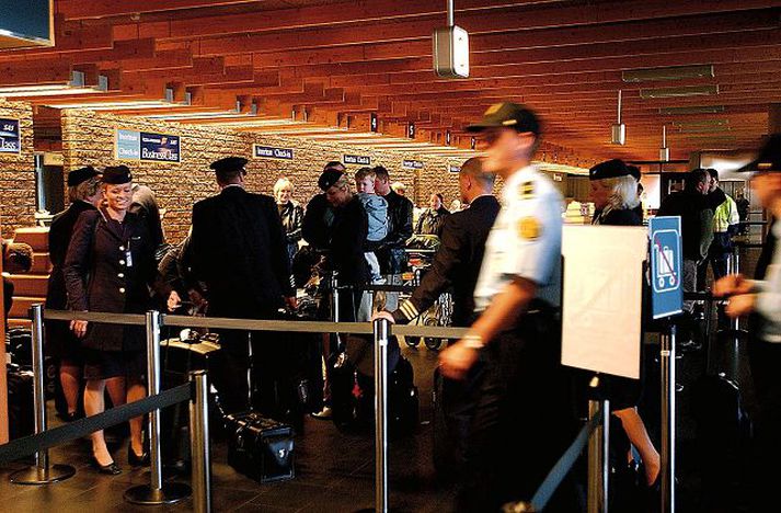 Á fimmtudaginn í síðustu viku sagði Fréttablaðið frá því að leitað hefði verið á forseta Alþingis í Leifsstöð og rakti blaðið af því tilefni hverjir væru undanþegnir slíkri leit. Eitthvað virðist málum blandið hverjir tilheyra þeim hópi.