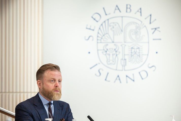 Ásgeir Jónsson seðlabankastjóri mun ásamt Gunnari Jakobssyni varaseðlabankastjóra gera grein fyrir yfirlýsingunni á blaðamannafundi klukkan 9:30.