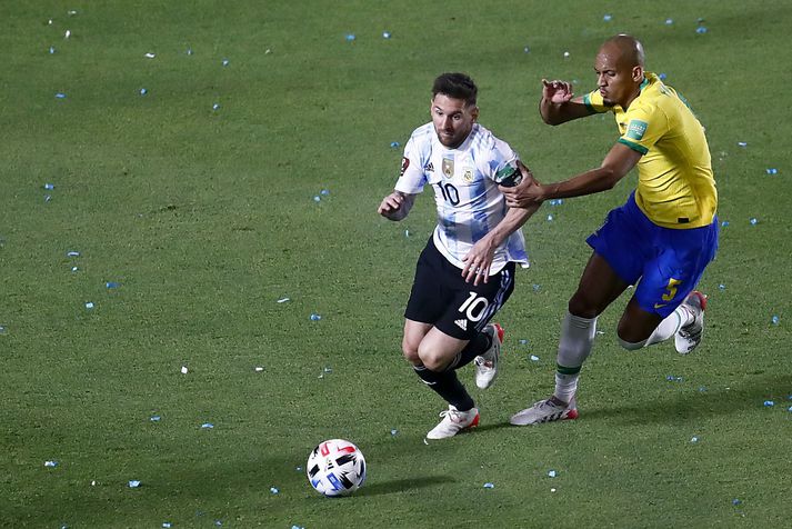Lionel Messi leikur á Fabinho í leik Argentínu og Brasilíu.
