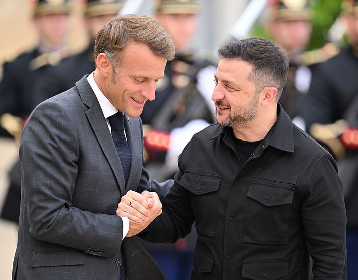 Það fór vel á með Macron og Selenskí í París í gær.