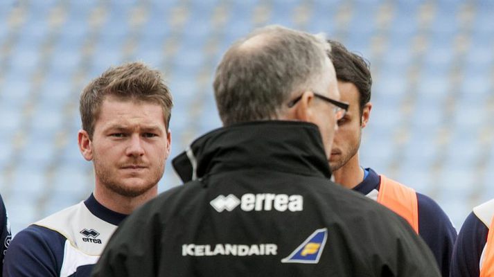 Aron Einar hlýðir á Lågerback á æfingu landsliðsins í gær.