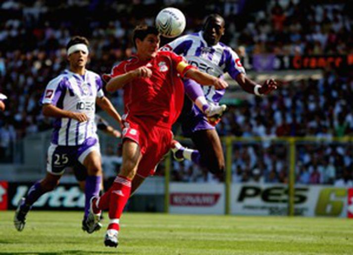 Steven Gerrard í lekinum gegn Toulouse í gær.