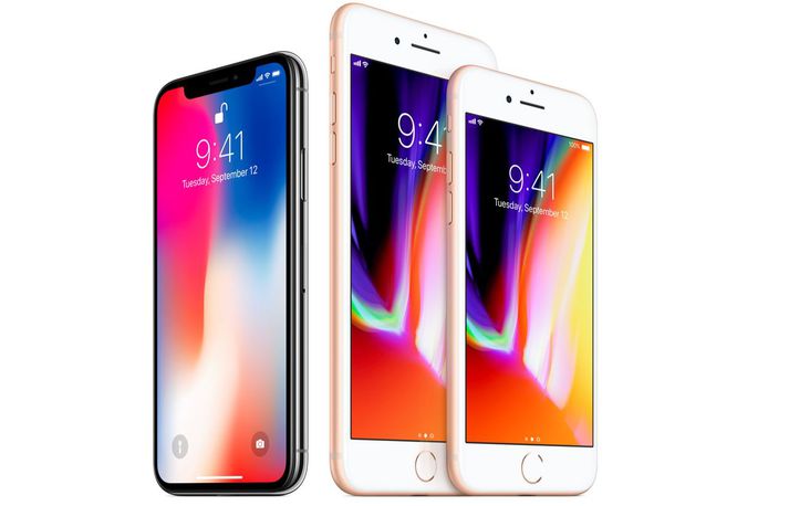 Hér má sjá iPhone X við hliðina á iPhone 8 og 8 plus