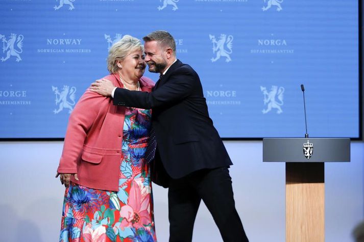 Erna Solberg og Bent Høie voru ánægð á fréttamannafundinum í morgun.