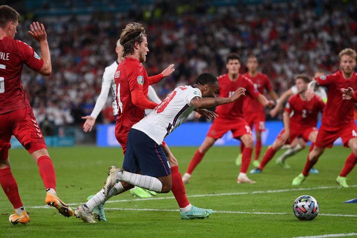 Raheem Sterling fær ekki svona víti dæmd í ensku úrvalsdeildinni á komandi leitktíð. Hér fiskar hann vítið sem kom Englandi í úrslitaleik EM í sumar.