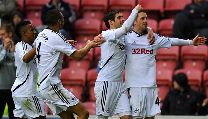 Gylfi Þór Sigurðsson fagnar einu marka sinna með Swansea.