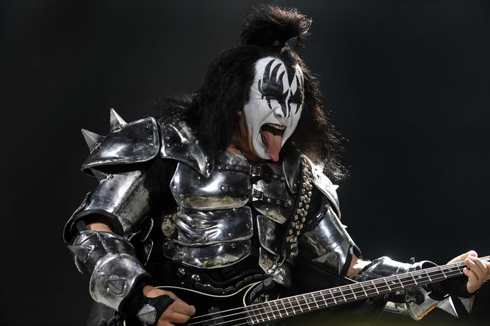 Gene Simmons bassaleikari Kiss á tónleikum.