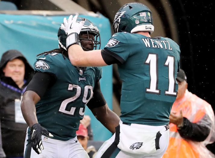 Carson Wentz fagnar með hlauparanum sínum, LaGarrette Blount, í gær.