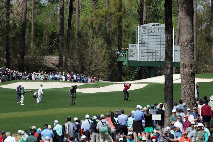 Gríðarlegur fjöldi fólks fylgir Tiger Woods hvert fótmál á Augusta Masters-mótinu í golfi. Kylfingurinn er þó líklega vanur áhorfendum.