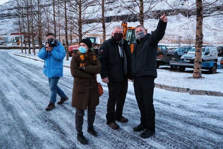 Katrín Jakobsdóttir forsætisráðherra og Sigurður Ingi Jóhannsson sveitarstjórnarráðherra virða aðstæður á Seyðisfirði fyrir sér ásamt Víði Reynissyni yfirlögregluþjóni.