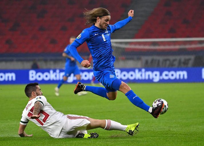 Íslenska landsliðið var rúmum fimm mínútum frá því að komast á EM. Hér er Birkir Bjarnason á ferðinni en Endre Botka til varnar.