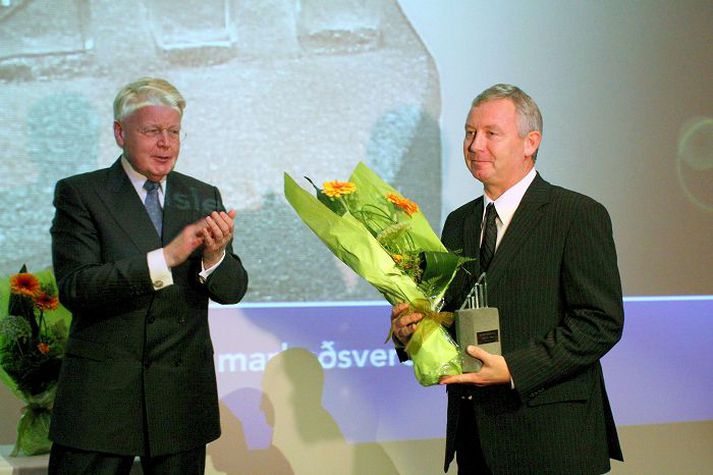 Hermann Guðmundsson, forstjóri olíuverslunar N1, tók við markaðsverðlaunum ÍMARK árið 2009.