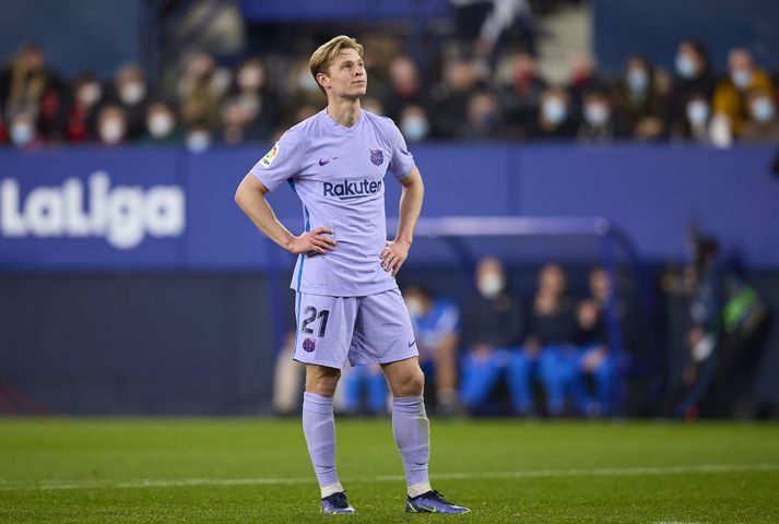 Frenkie De Jong kann vel við sig í sólinni í Barcelona.