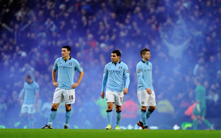 Gareth Barry og Carlos Tevez voru ósáttir í leikslok eftir 3-2 tap Man City gegn man Utd um helgina.