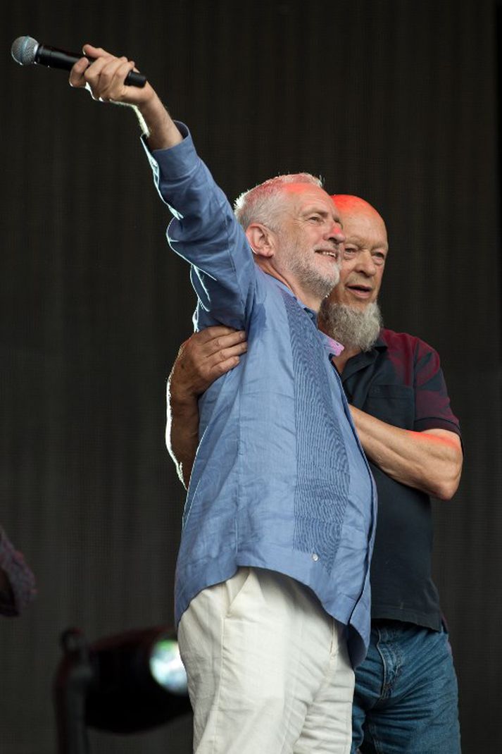 Jeremy Corbyn, leiðtogi Verkamannaflokks Bretlands, og Michael Eavis, skipuleggjandi hátíðarinnar.