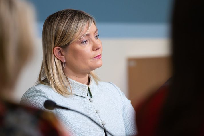 Lilja Dögg Alfreðsdóttir, ferðamála-, viðskipta- og menningarmálaráðherra, hefur mjög sterka skoðun þegar kemur að merkingum, íslenskan eigi að koma fyrst.