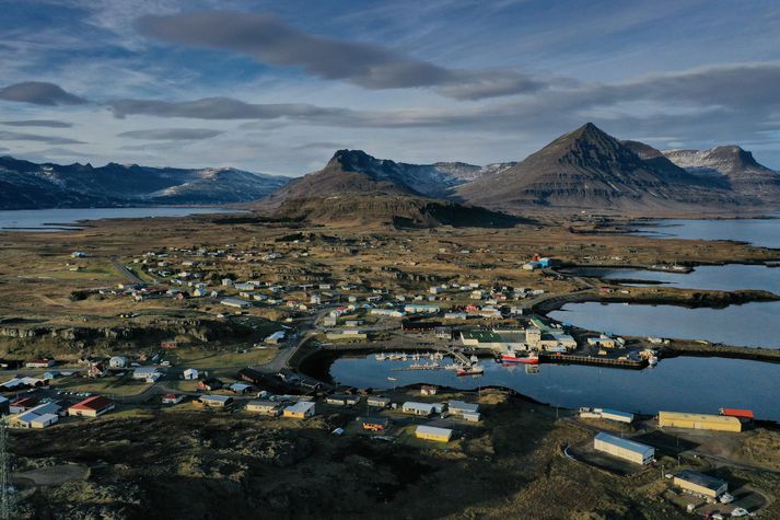 Séð yfir Djúpavog. Fjallið Búlandstindur til hægri.