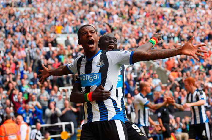 Markaskorararnir Wijnaldum og Cissé fagna marki þess fyrrnefnda.