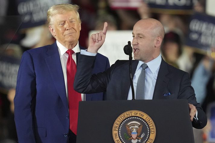 Donald Trump, forseti, og Stephen Miller, einn æðsti ráðgjafi hans.