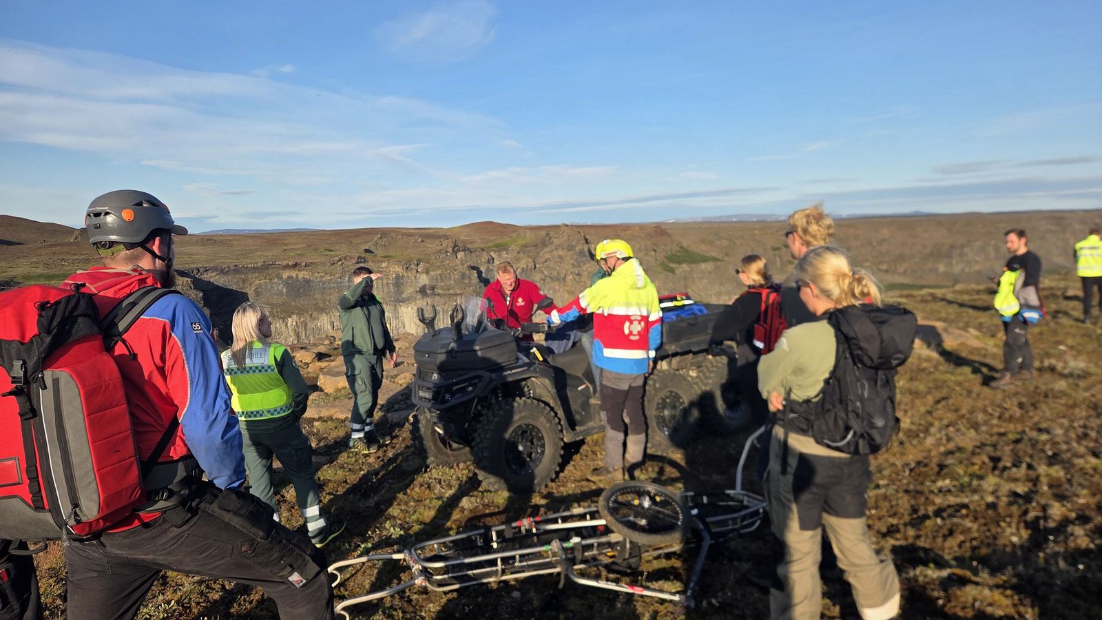 Björgunar­sveitir sinntu tveimur slösuðum ferða­mönnum