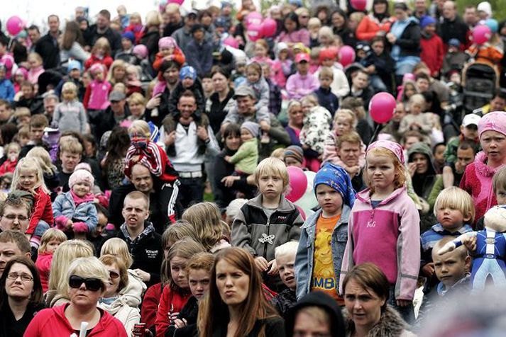 Unga fólkið skemmti sér konunglega yfir skemmtiatriðunum.