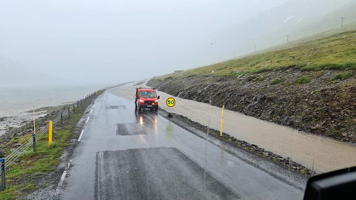 Víða rennur yfir vegi vegna veðursins en talsverð úrkoma er á svæðinu.