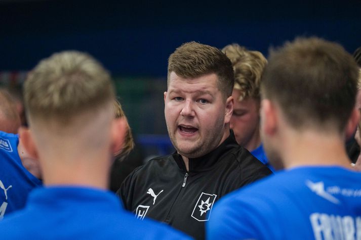 Hrannar Guðmundsson fer yfir málin með leikmönnum sínum. 