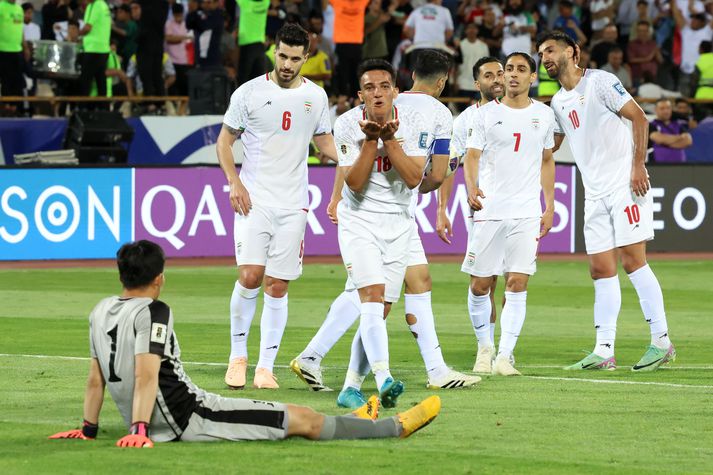 Íraninn Amirhossein Hosseinzadeh fagnar einu marka sinna í undankeppni HM.