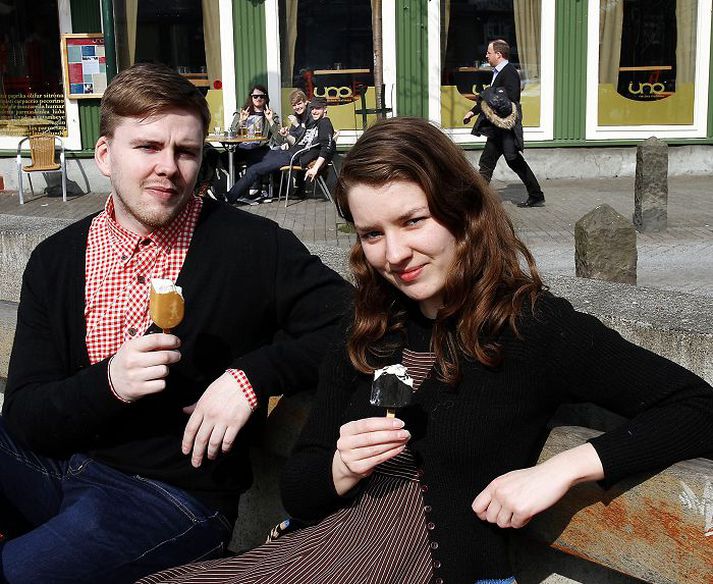Bjarki Fannar Atlason og Guðbjörg Tómasdóttir nutu veðurblíðunnar á Ingólfstorgi í gær. Hæst komst hitinn í Reykjavík í um 15 stig klukkan fjögur. Fréttablaðið/GVA