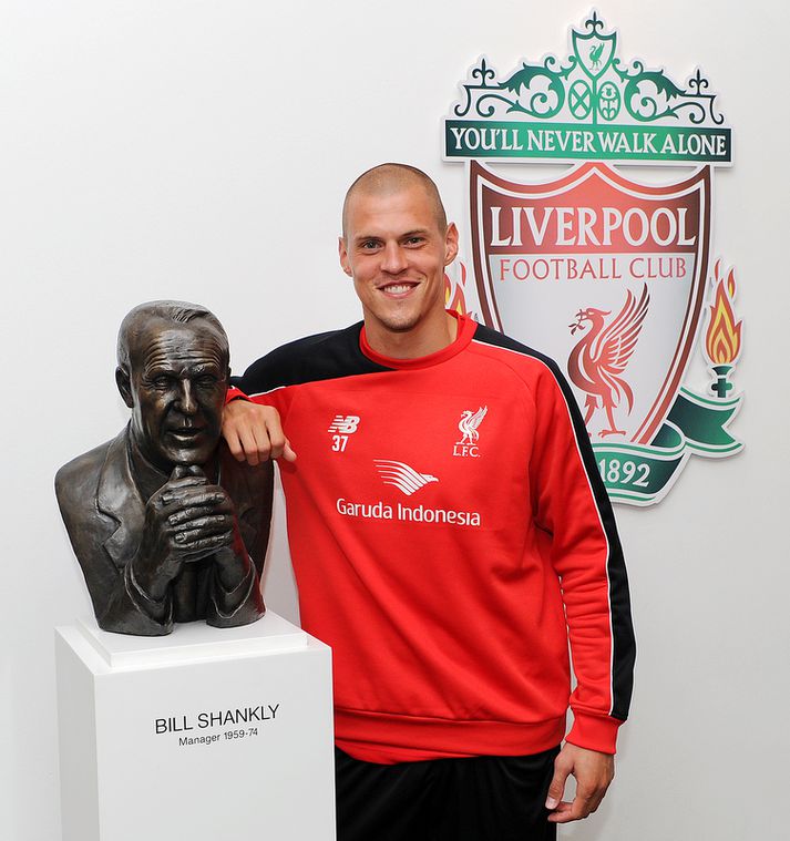 Skrtel eftir undirritunina í dag.