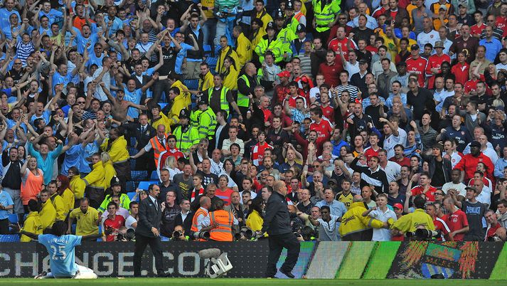 Emmanuel Adebayor fagnar marki sínu fyrir framan stuðningsmenn Arsenal.