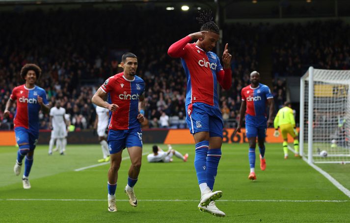  Michael Olise fagnar marki með Crystal Palace í ensku úrvalsdeildinni á síðustu leiktíð.