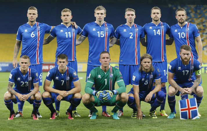 Strákarnir stilla sér upp fyrir liðsmynd í kvöld.