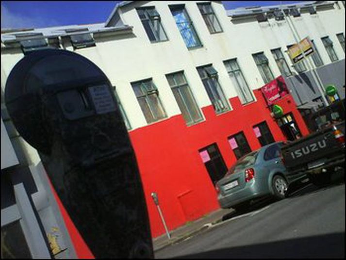 Húsið sem maðurinn féll fram af.