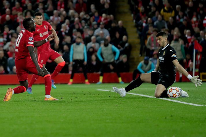 Sadio Mane, leikmaður Liverpool, skorar markið sem gerir hann að markahæsta Afríkumanni í útsláttarkeppni Meistaradeildarinnar. 