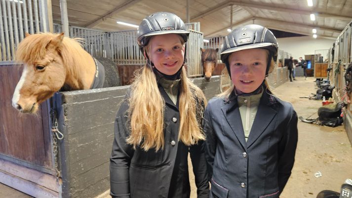 Frænkurnar, Viktoría Huld (t.h.),11 ára og Una Björt, 12 ára, sem stálu senunni á sýningunni í gærkvöldi á hestunum sínum.