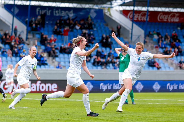 Berglind Björg fagnar marki sínu í dag. Karólína Lea sem sést hér fagna með henni skoraði síðara mark Íslands.