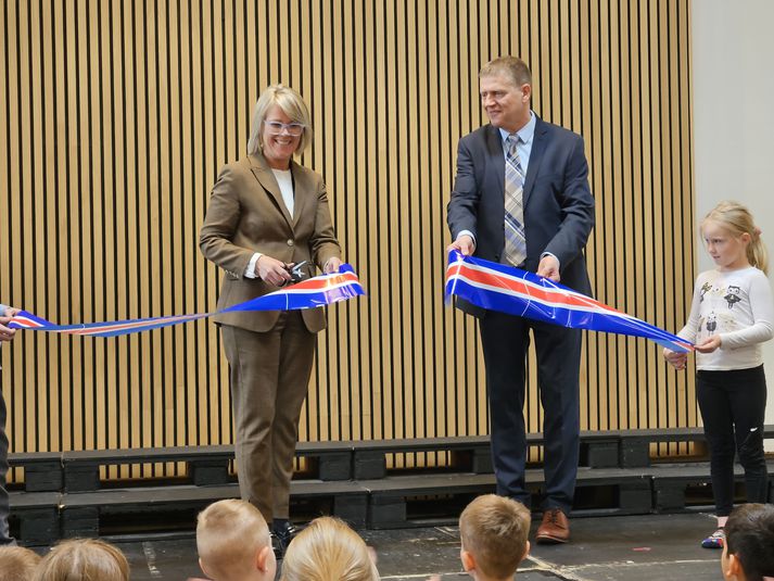 Það var skólastjóri skólans og bæjarstjóri Árborgar, sem kipptu á borðann með aðstoð tveggja nemenda skólans við vígslu skólans í gær, 1. júní.