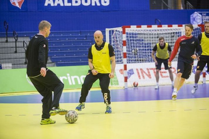 Pétur Örn Gunnarsson, sjúkraþjálfari íslenska landsliðsins, í fótbolta á æfingu.