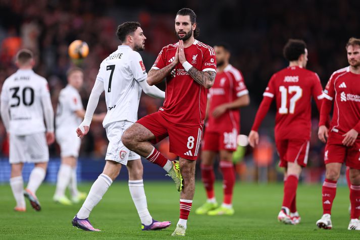 Dominik Szoboszlai fagnar hér stórglæsilegu marki sínu fyrir Liverpool í bikarsigrinum á móti Barnsley á Anfield í gær.