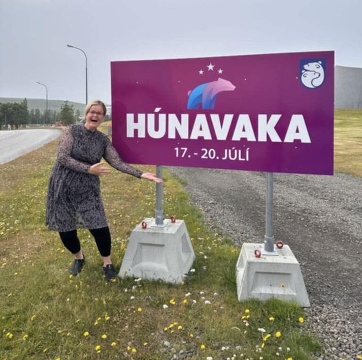   Það má með sanni segja að það sé allt að gerast á Blönduósi og sveitunum þar í kring um helgina en Kristín Ingibjörg Lárusdóttir, viðburðastjóri vökunnar er hér við skiltið góða. 