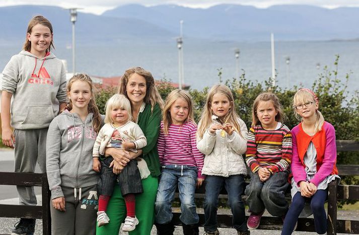 Eva maría með börnin. Egill Scheving tólf ára, Matthildur Óskarsdóttir, 13 ára í október, Eva María með Sigríði Scheving tveggja ára, Kolfinna Scheving fimm ára, Sigrún Óskarsdóttir sjö ára í október, Hrafnkatla Scheving átta ára í október og Júlía Óskarsdóttir níu ára.