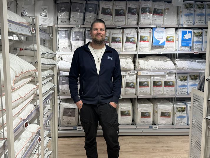 „Góður svefn er ein af mikilvægustu undirstöðum góðrar heilsu og vellíðanar og þar skiptir rétt sæng mun meira máli en margir gera sér grein fyrir,“ segir Árni Húnfjörð Brynjarsson, verslunarstjóri JYSK í Skeifunni.